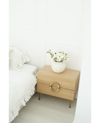 Szafka nocna drewniana z dwoma szufladami i złotymi nogami – minimalistyczny design.