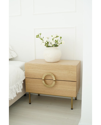 Szafka nocna drewniana z dwoma szufladami i złotymi nogami – minimalistyczny design.